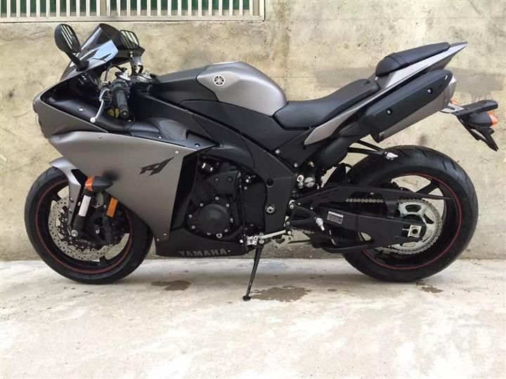 磨砂黑雅马哈r1新款公路赛